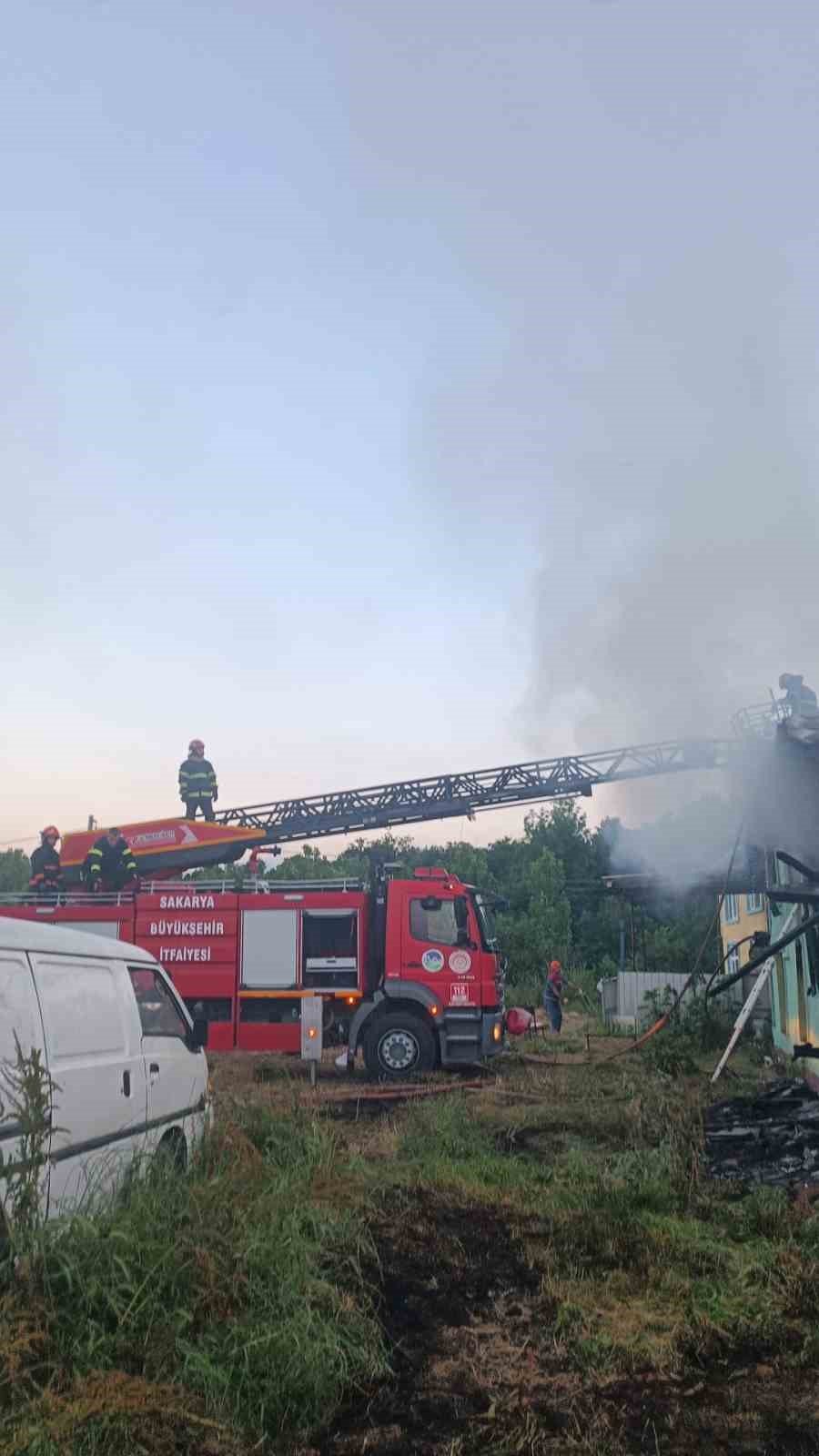 İki Katlı Ahşap Ev Alevlere Teslim Oldu