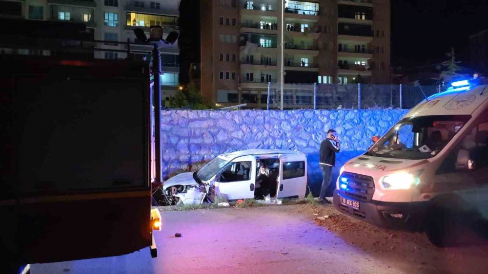 Çorum’da Hafif Ticari Araç İstinat Duvarından Yan Yola Uçtu: 2 Yaralı