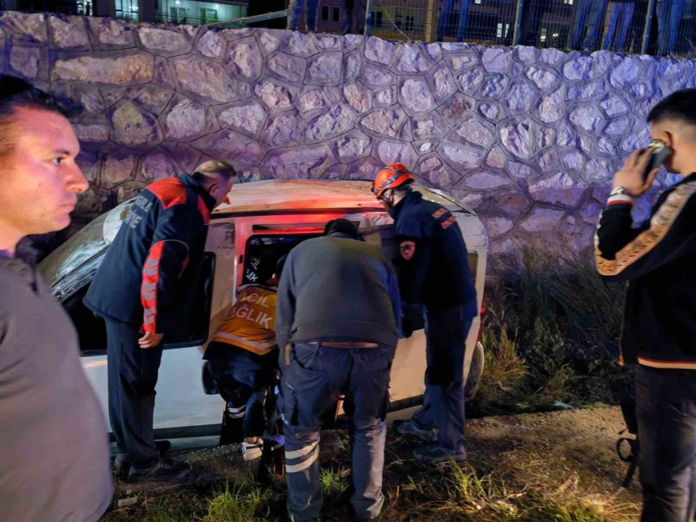 Çorum’da Hafif Ticari Araç İstinat Duvarından Yan Yola Uçtu: 2 Yaralı