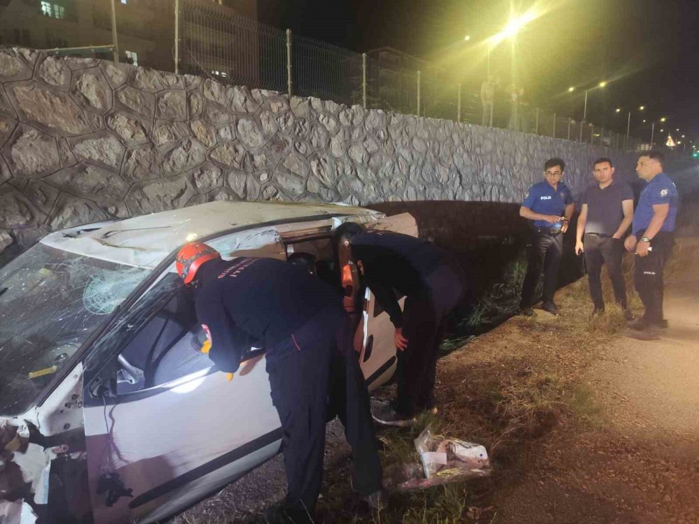 Çorum’da Hafif Ticari Araç İstinat Duvarından Yan Yola Uçtu: 2 Yaralı