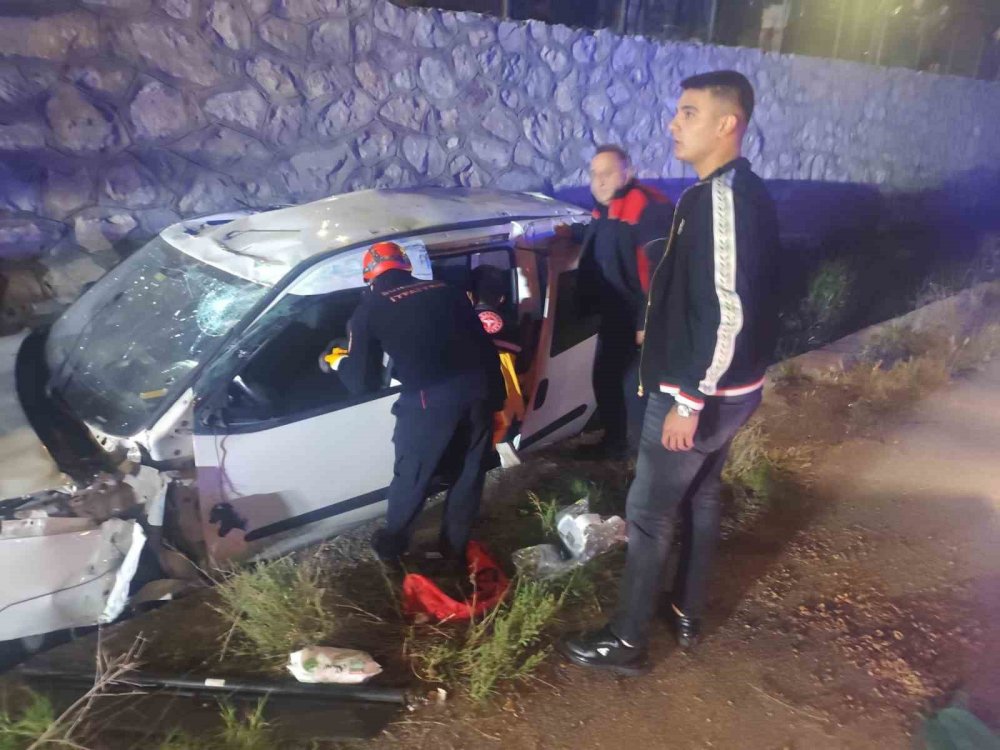 Çorum’da Hafif Ticari Araç İstinat Duvarından Yan Yola Uçtu: 2 Yaralı
