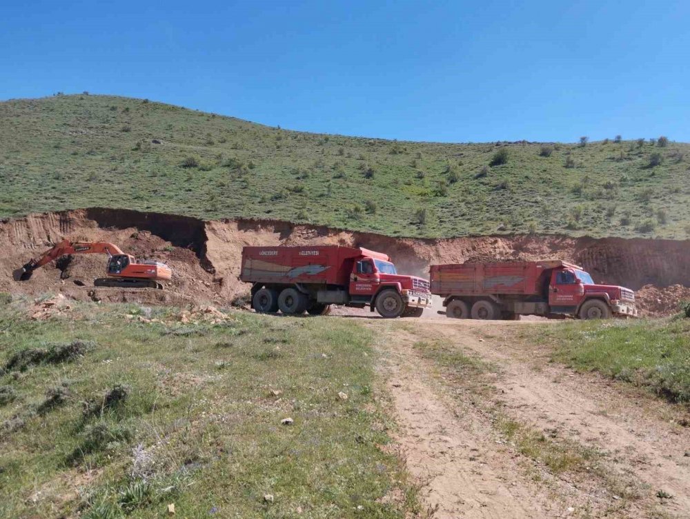 Gökçedere’de Bozulan Dağ Ve Arazi Yollarında Çalışma Başlatıldı
