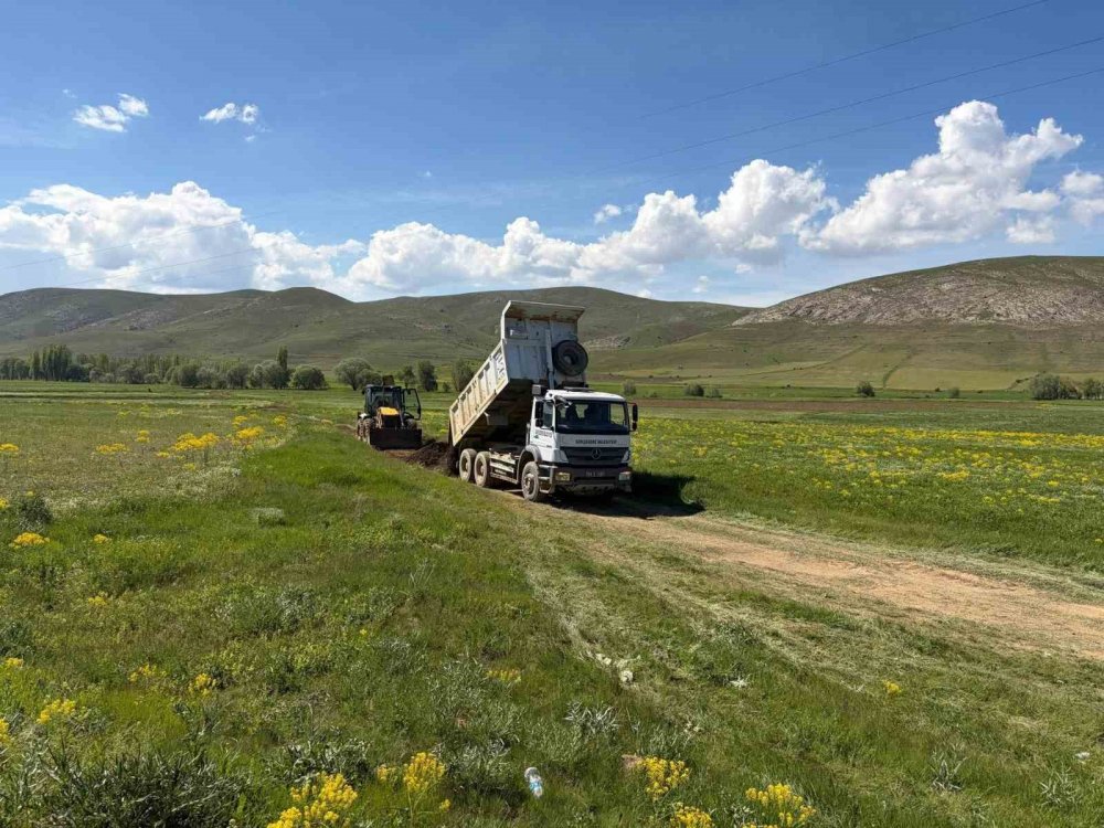 Gökçedere’de Bozulan Dağ Ve Arazi Yollarında Çalışma Başlatıldı
