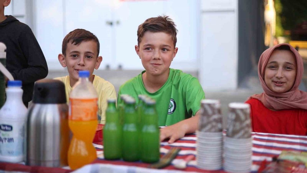 Rize’de Çocuklardan Örnek Girişim: Harçlıklarını Alın Teriyle Kazandılar