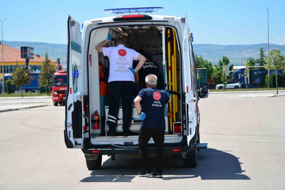 Çorum’da Balkondan Düşen Çocuk Ağır Yaralandı, Ambulans Helikopterle Ankara’ya Sevk Edildi