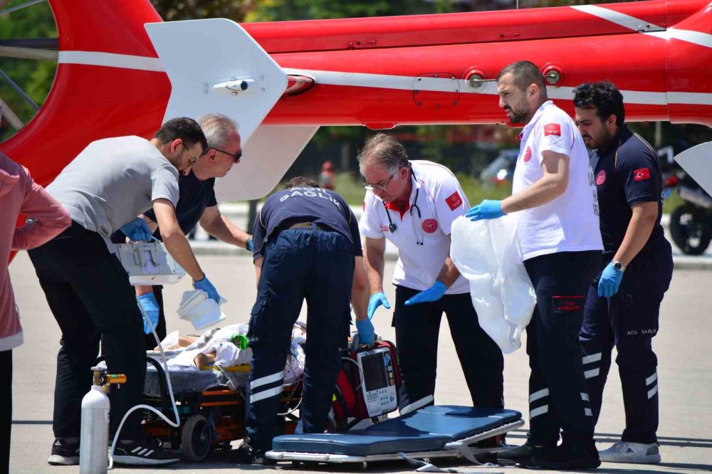 Çorum’da Balkondan Düşen Çocuk Ağır Yaralandı, Ambulans Helikopterle Ankara’ya Sevk Edildi