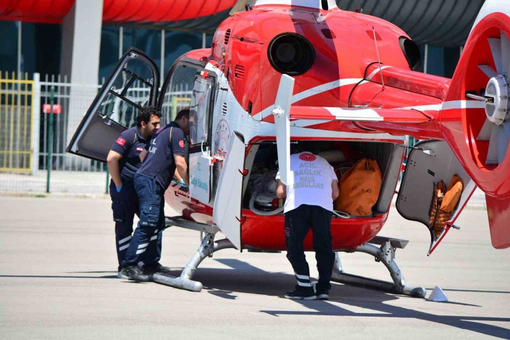Çorum’da Balkondan Düşen Çocuk Ağır Yaralandı, Ambulans Helikopterle Ankara’ya Sevk Edildi