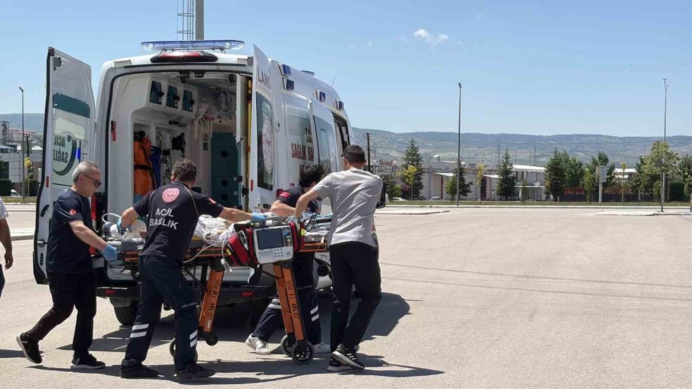 Çorum’da Balkondan Düşen Çocuk Ağır Yaralandı, Ambulans Helikopterle Ankara’ya Sevk Edildi