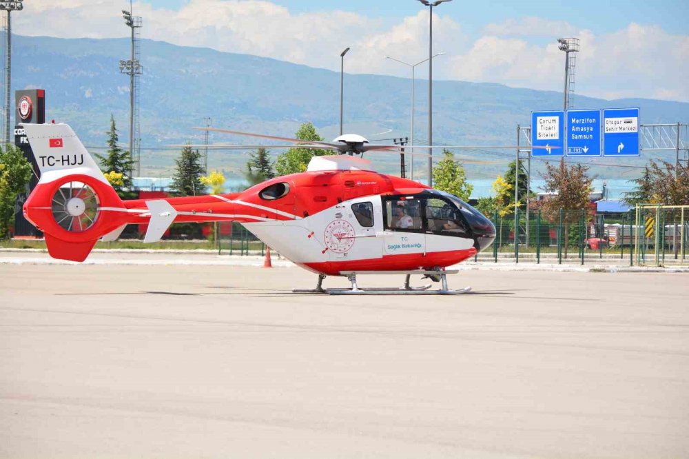 Çorum’da Balkondan Düşen Çocuk Ağır Yaralandı, Ambulans Helikopterle Ankara’ya Sevk Edildi
