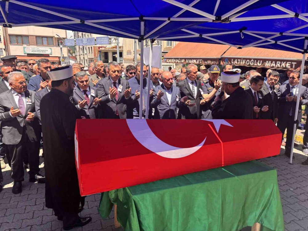Kalp Krizine Yenik Düşen Vali Yardımcısı Şenol Esmer Memleketi Trabzon’da Toprağa Verildi
