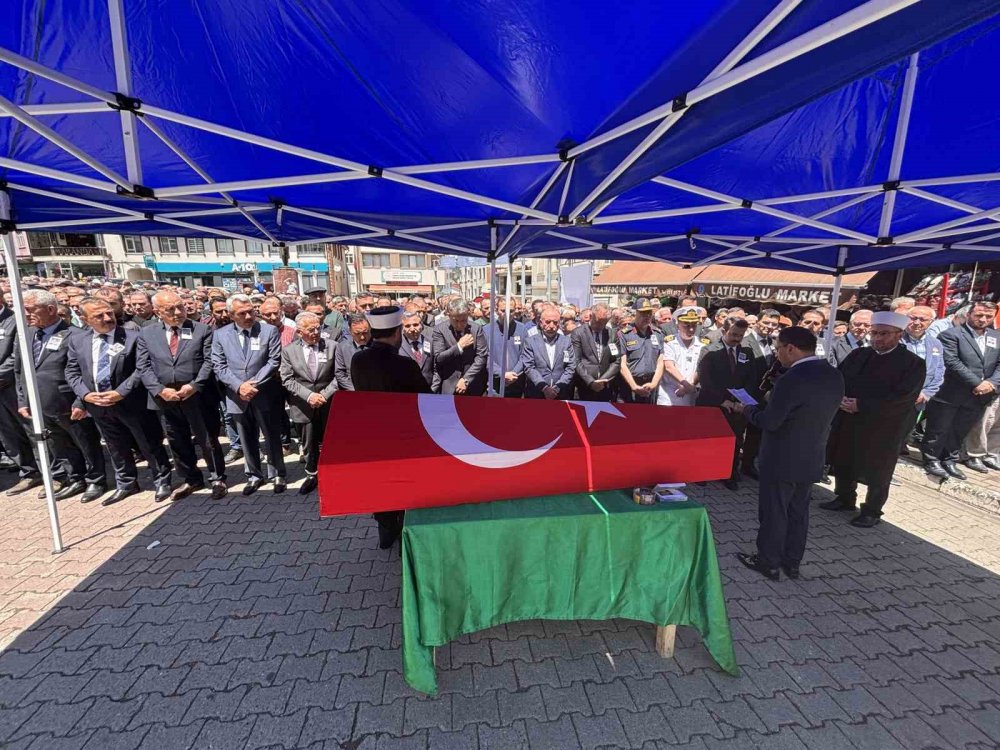 Kalp Krizine Yenik Düşen Vali Yardımcısı Şenol Esmer Memleketi Trabzon’da Toprağa Verildi
