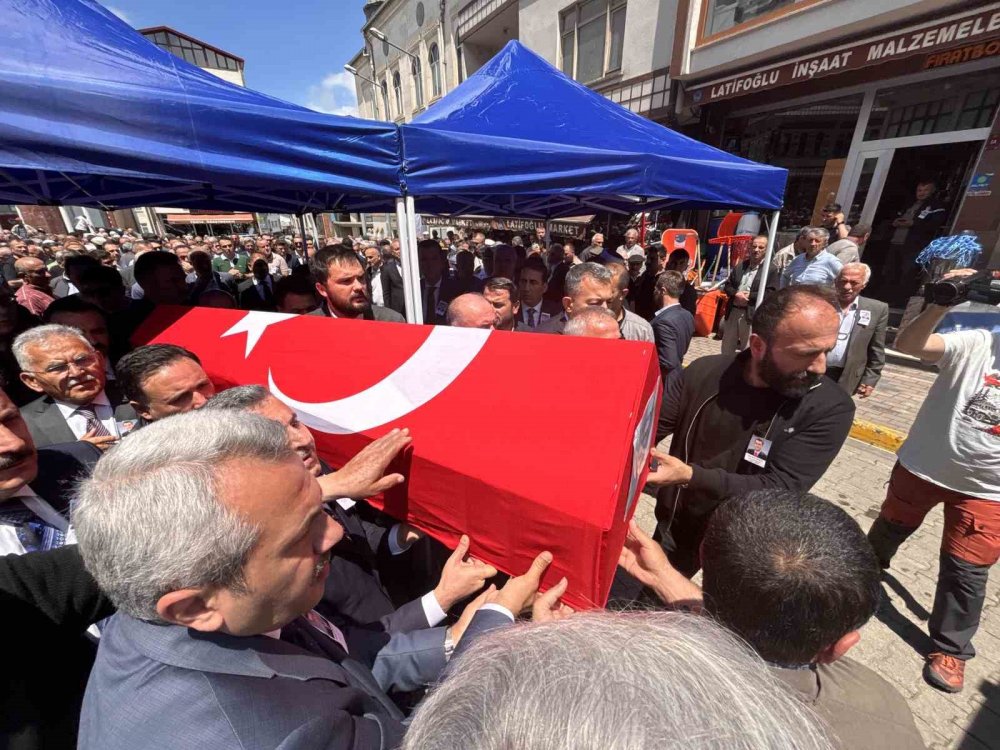 Kalp Krizine Yenik Düşen Vali Yardımcısı Şenol Esmer Memleketi Trabzon’da Toprağa Verildi