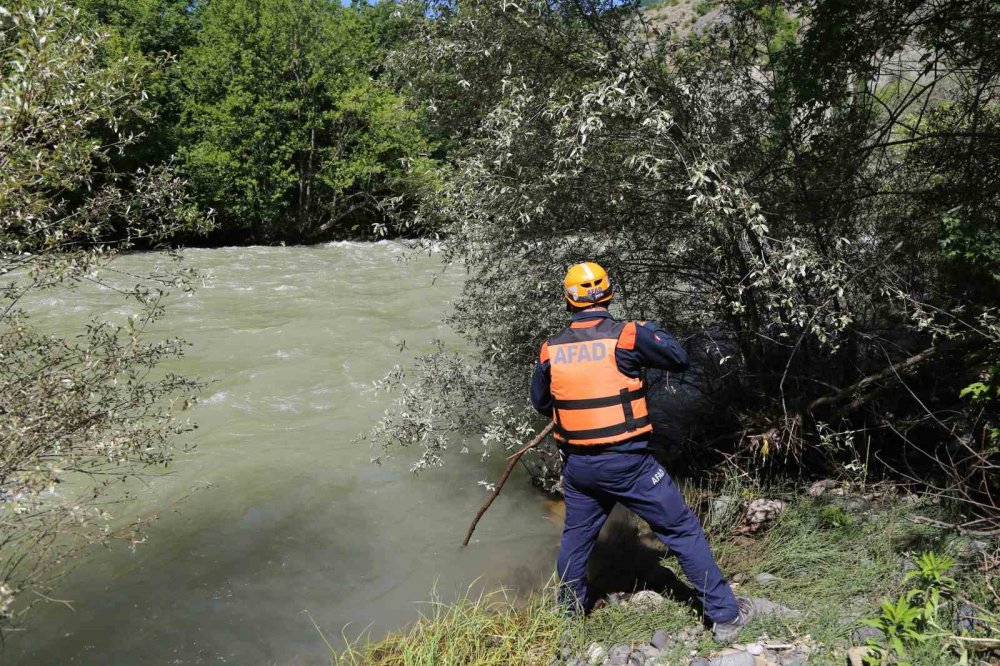 Şavşat Deresi’nde Kaybolan Baba Ve Oğlunu Arama Çalışmaları İkinci Gününde Sürüyor