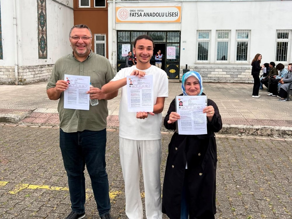 Anne, Baba Ve Oğul Aynı Okulda Yks Heyecanı Yaşadı