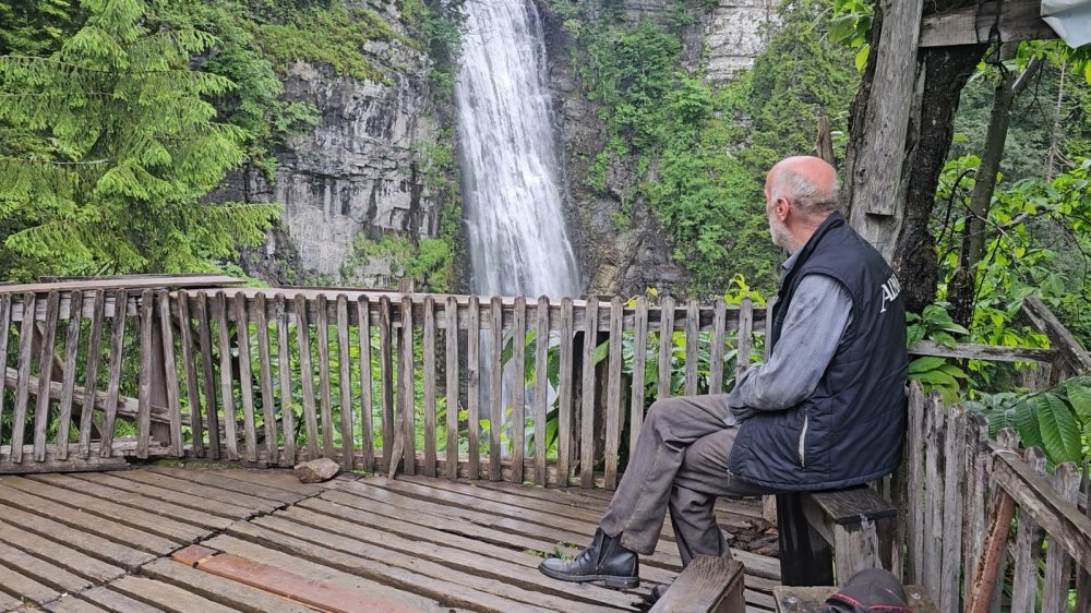 Macahel’in Saklı Cenneti Maral Şelalesi Ziyaretçilerini Büyülüyor