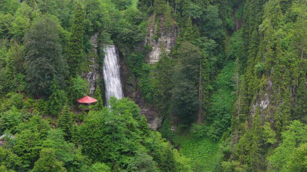 Macahel’in Saklı Cenneti Maral Şelalesi Ziyaretçilerini Büyülüyor