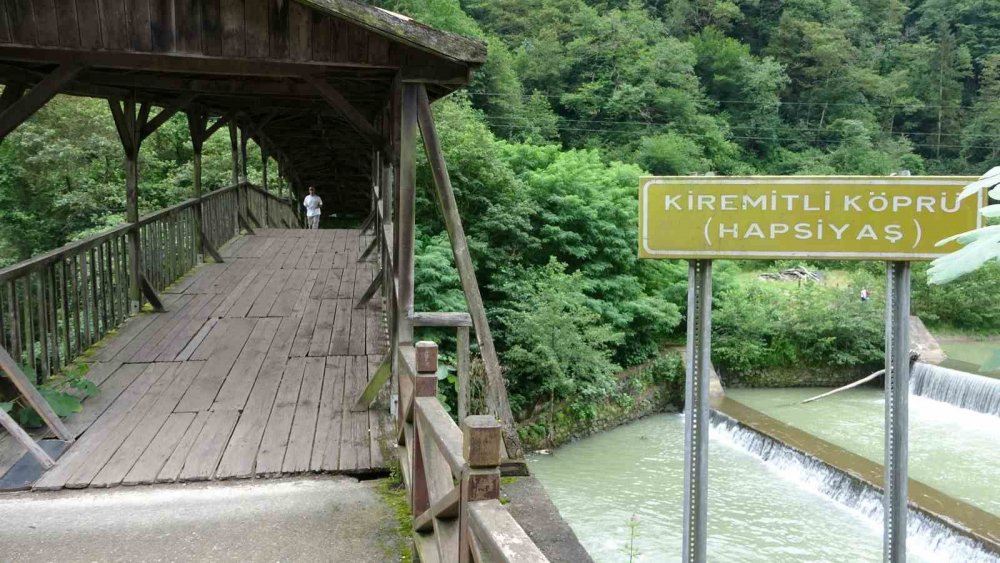 Trabzon'un Tarihi Kiremitli Köprüsü Ziyaretçi Akınına Uğruyor!