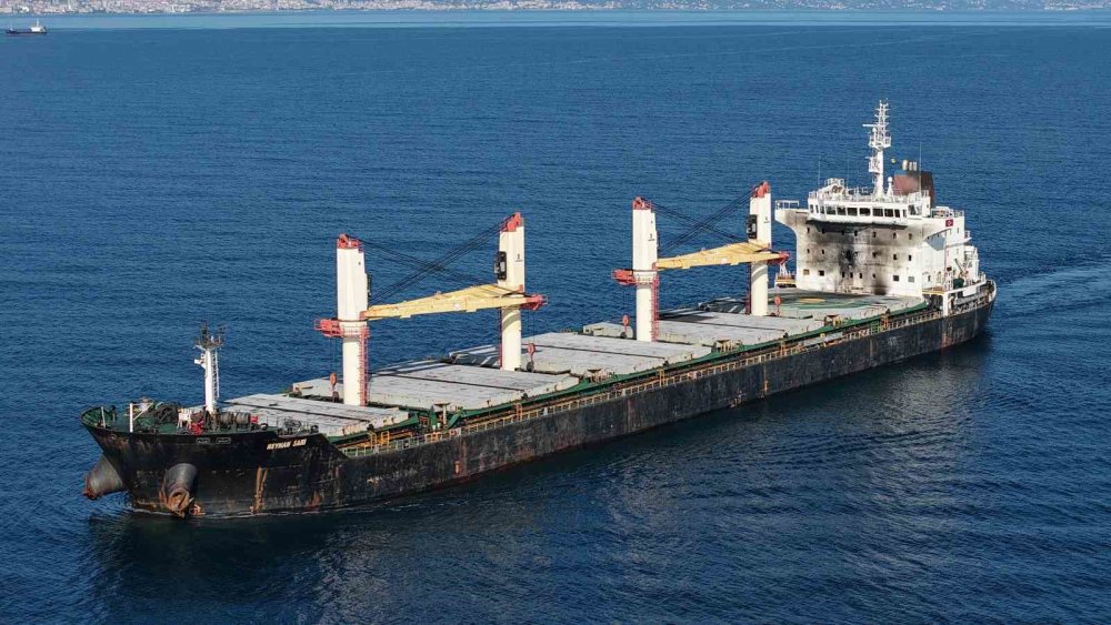 RUSYA AÇIKLARINDA DRON SALDIRISINA UĞRAYAN TÜRK GEMİSİ TRABZON LİMANI'NA ULAŞTI