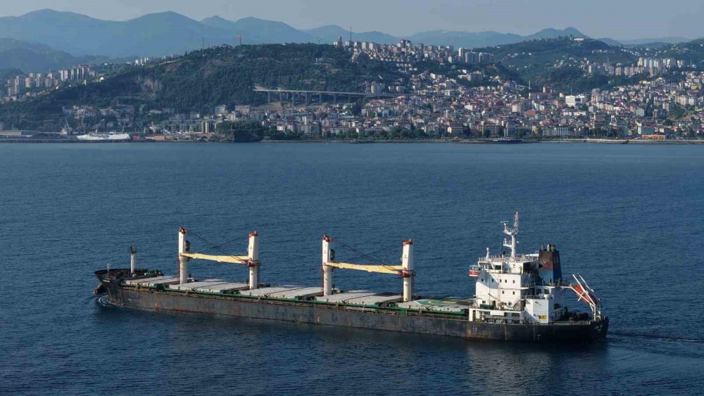 RUSYA AÇIKLARINDA DRON SALDIRISINA UĞRAYAN TÜRK GEMİSİ TRABZON LİMANI'NA ULAŞTI