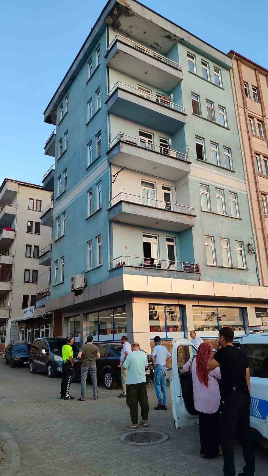 Balkondan Kopan Beton Araç Üstüne Düştü: Facianın Eşiğinden Dönüldü