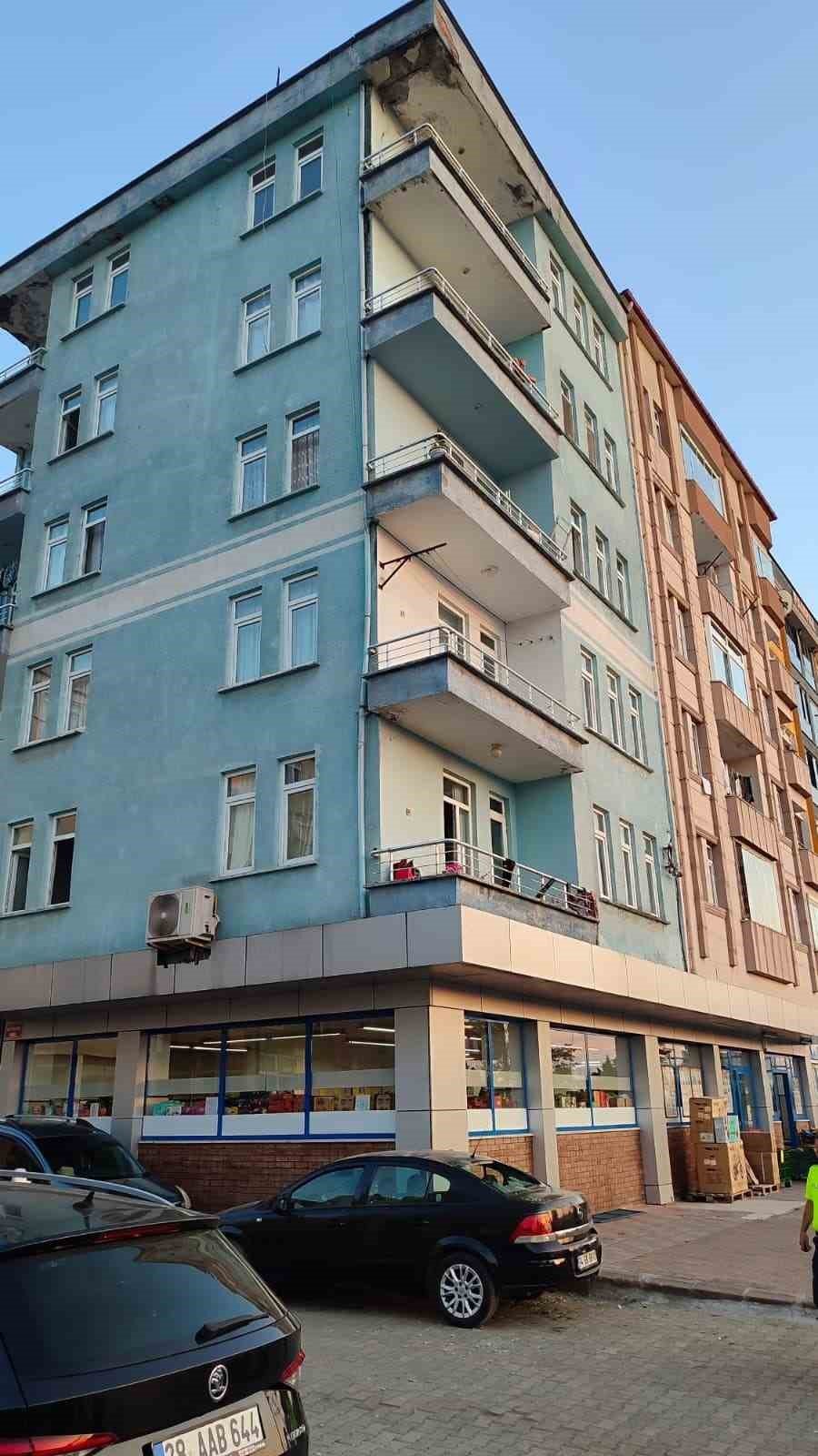 Balkondan Kopan Beton Araç Üstüne Düştü: Facianın Eşiğinden Dönüldü
