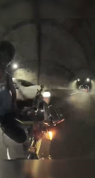 Cankurtaran Tüneli İçinde Tehlikeli Anlar: Şerit İhlali Yapan Otomobilin Motosiklete Teması Kamerada