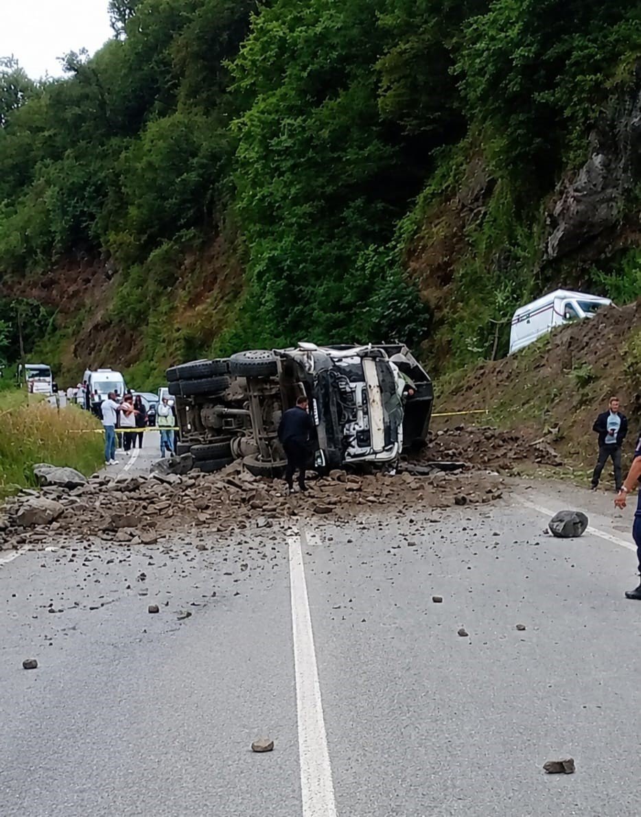Hafriyat Kamyonu Yola Devrildi: 1 Yaralı