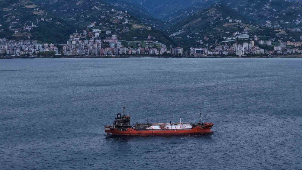 Karadeniz’de Dron Saldırılarında Hasar Alan Bir Gemi Daha Trabzon’a Geldi