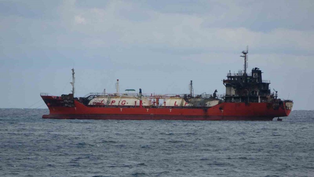 Karadeniz’de Dron Saldırılarında Hasar Alan Bir Gemi Daha Trabzon’a Geldi