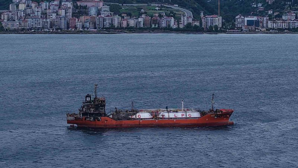 Karadeniz’de Dron Saldırılarında Hasar Alan Bir Gemi Daha Trabzon’a Geldi