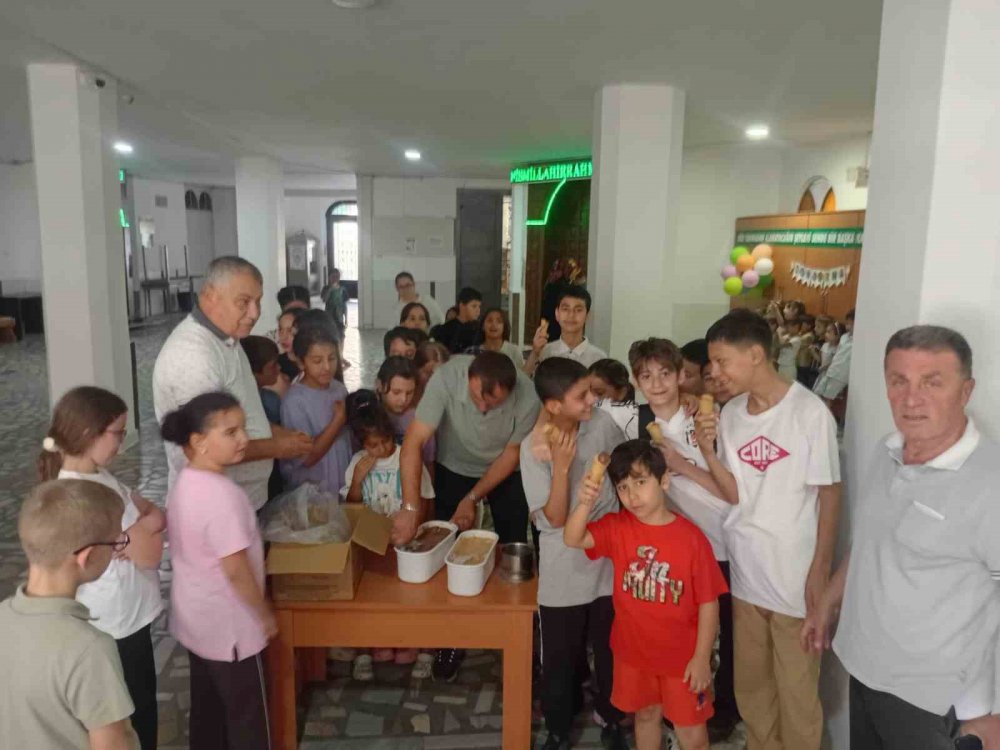 Yaz Kur’an Kursundaki Öğrencilere Serinleten İkram