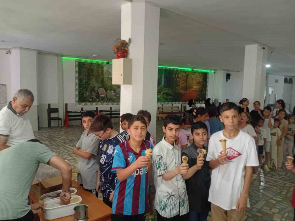 Yaz Kur’an Kursundaki Öğrencilere Serinleten İkram