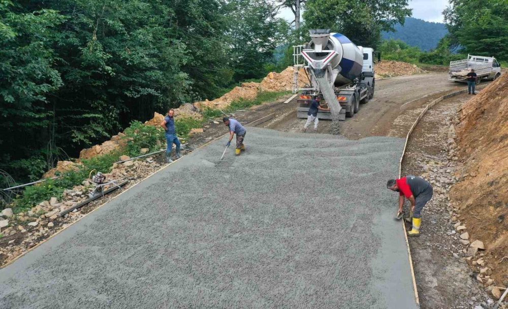 Yeşil Yol’da Beton Yol Çalışmaları Sürüyor