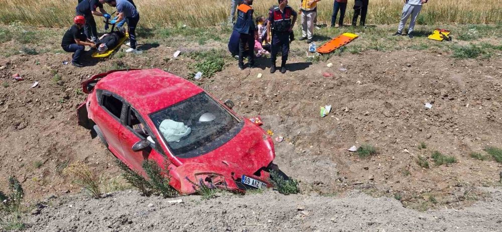 Bayburt’ta Otomobil Takla Attı, 8 Kişi Yaralandı