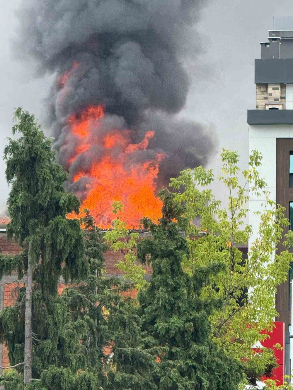 Trabzon’un Araklı İlçesinde 5 Katlı Binada Çatı Yangını