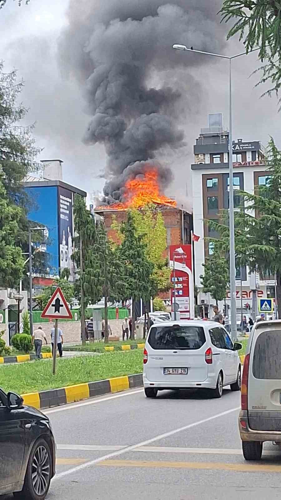 Trabzon’un Araklı İlçesinde 5 Katlı Binada Çatı Yangını