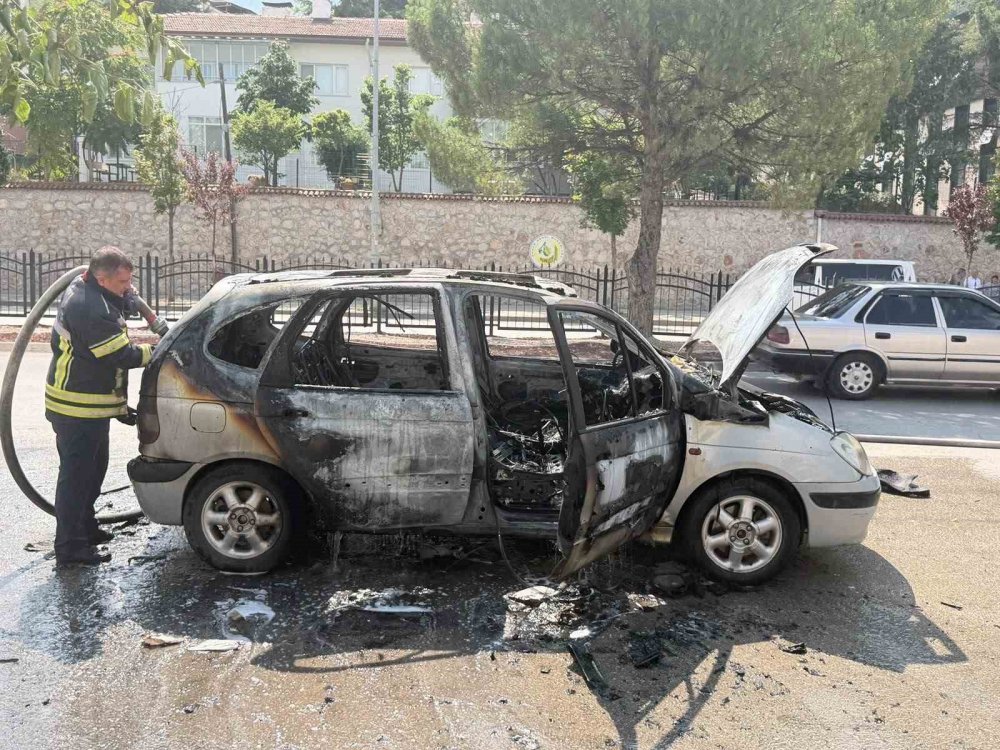 Amasya’da Seyir Halindeki Otomobil Alev Alev Yandı