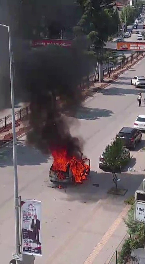 Amasya’da Seyir Halindeki Otomobil Alev Alev Yandı