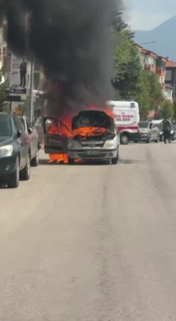 Amasya’da Seyir Halindeki Otomobil Alev Alev Yandı
