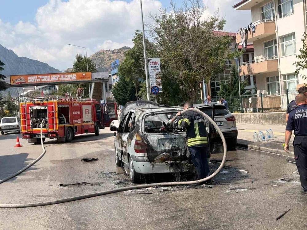 Amasya’da Seyir Halindeki Otomobil Alev Alev Yandı