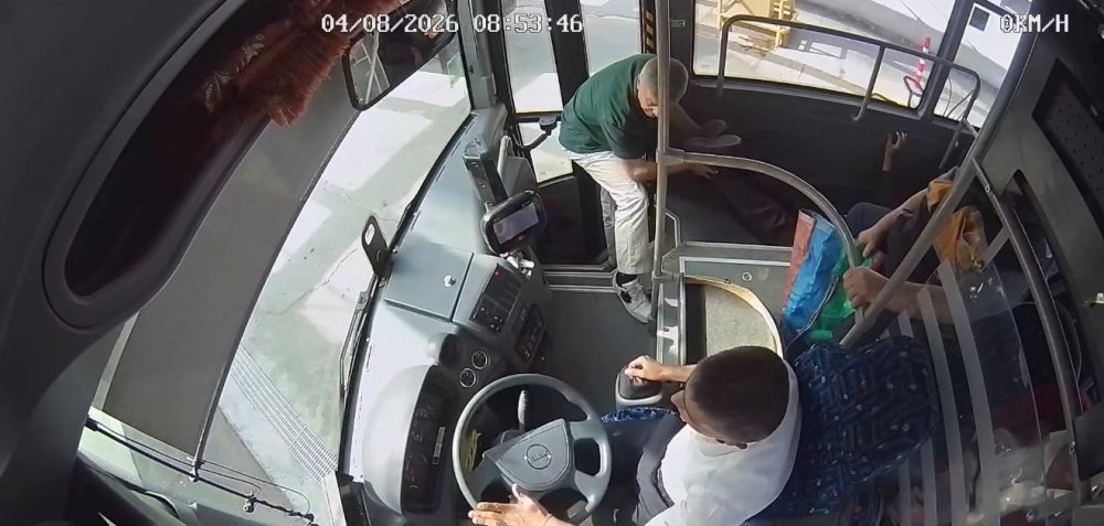 Belediye Otobüsünde Fenalaşan Yolcuyu Müdahale Anları Kameralara Yansıdı