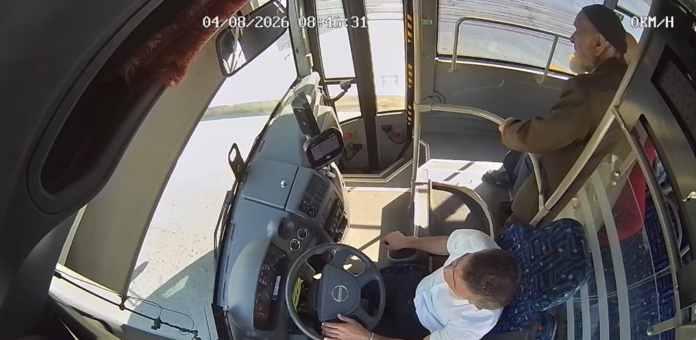 Belediye Otobüsünde Fenalaşan Yolcuyu Müdahale Anları Kameralara Yansıdı