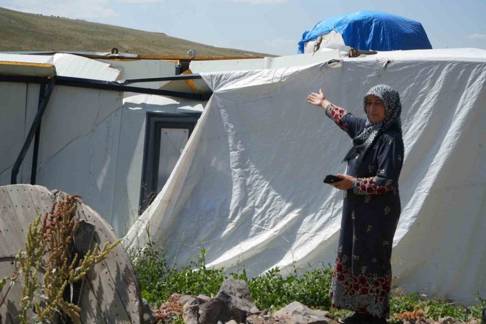 Satın Aldıkları Prefabrik Evin Önce Çatısı Damlattı, Sonra Tamamen Çöktü