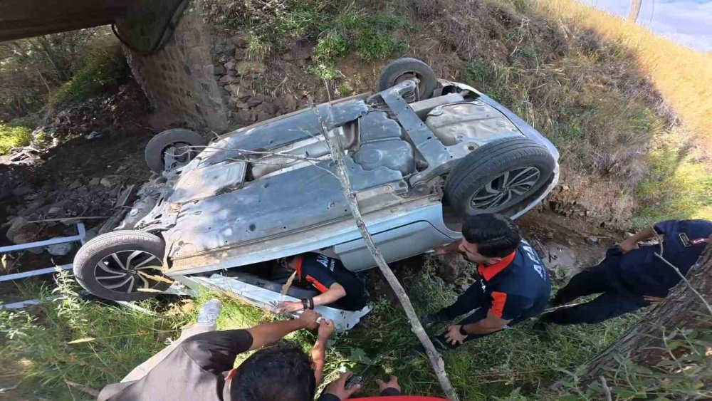 Bayburt’ta Düğün Aracı Dere Yatağına Düştü