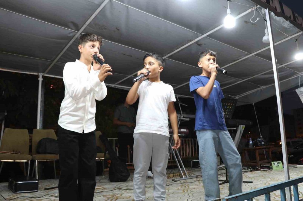 Üç Kafadar Sesleriyle Sahnenin Tozunu Aldı
