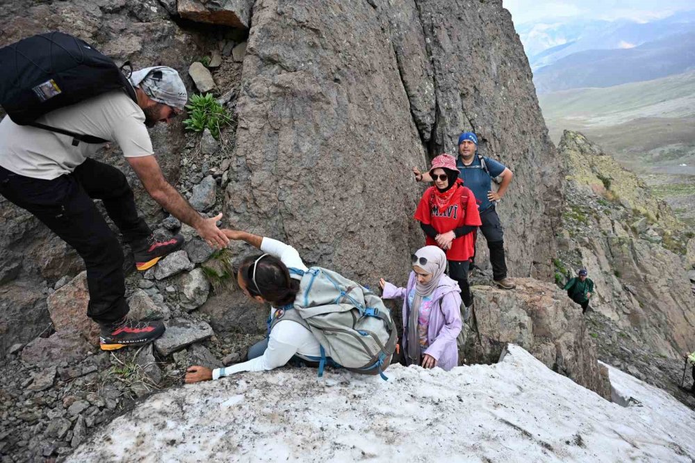 Gümüşhane’nin En Yüksek Noktasında Buzul Göle Girerek Serinlediler