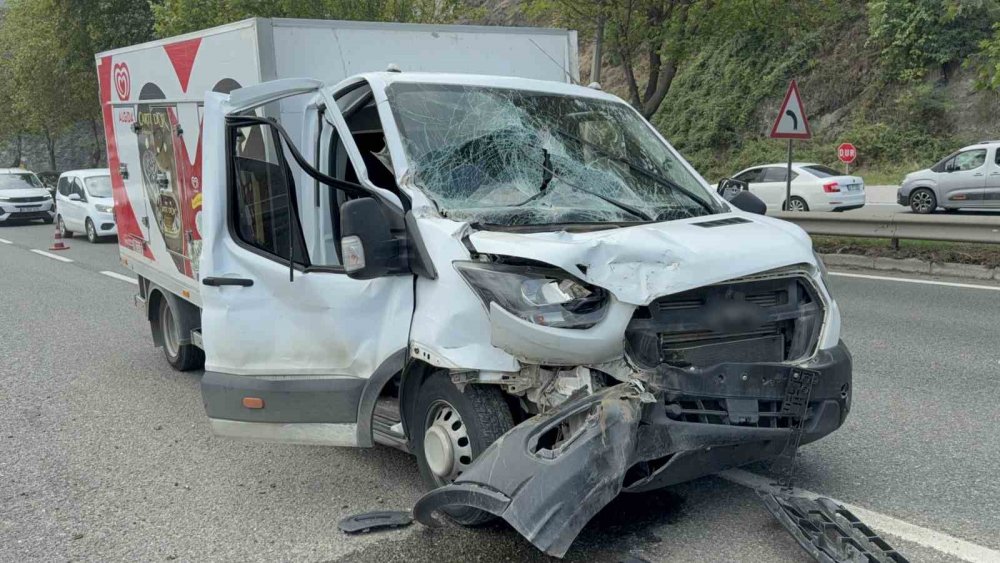 Kamyonet Kamyona Arkadan Çarptı: 1 Yaralı
