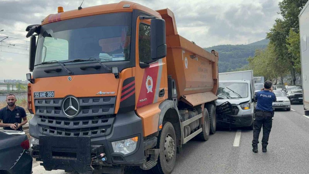 Kamyonet Kamyona Arkadan Çarptı: 1 Yaralı