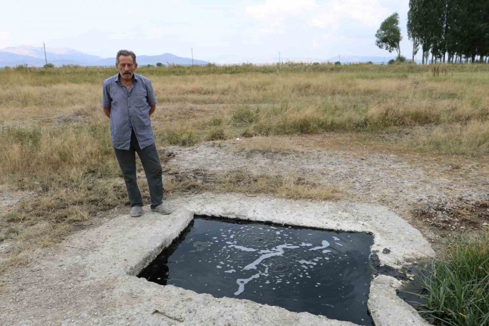 Erzurum’da Kuyudan Çıkan Suyun Köpükleri Alev Alıyor, Elleri Yumuşatıyor