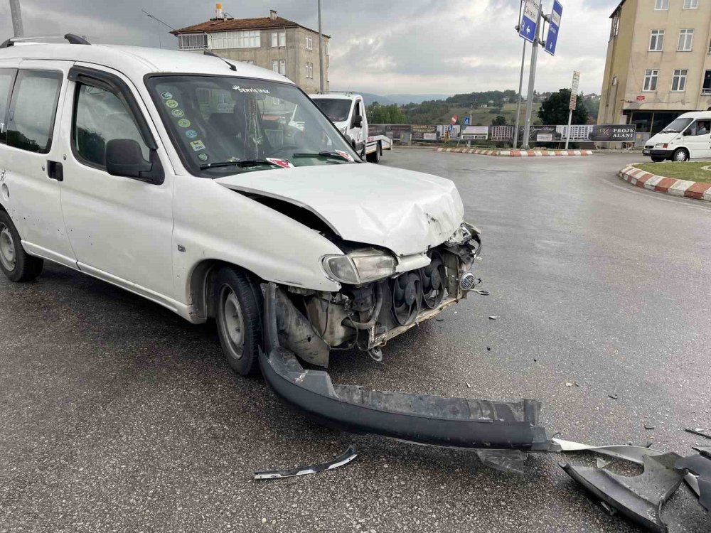 Hafif Ticari Araç İle Traktör Çarpıştı